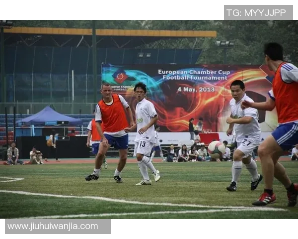 足球巨星云集激情碰撞 球场英雄齐聚一堂展现无限风采